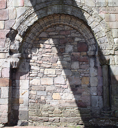 Esta puerta decorada con arcos en zig-zag, es tpica del segundo cuarto del siglo XII, y es la nica parte original de la iglesia primitiva.Holyrood Abbey, Edimburgo- Escocia